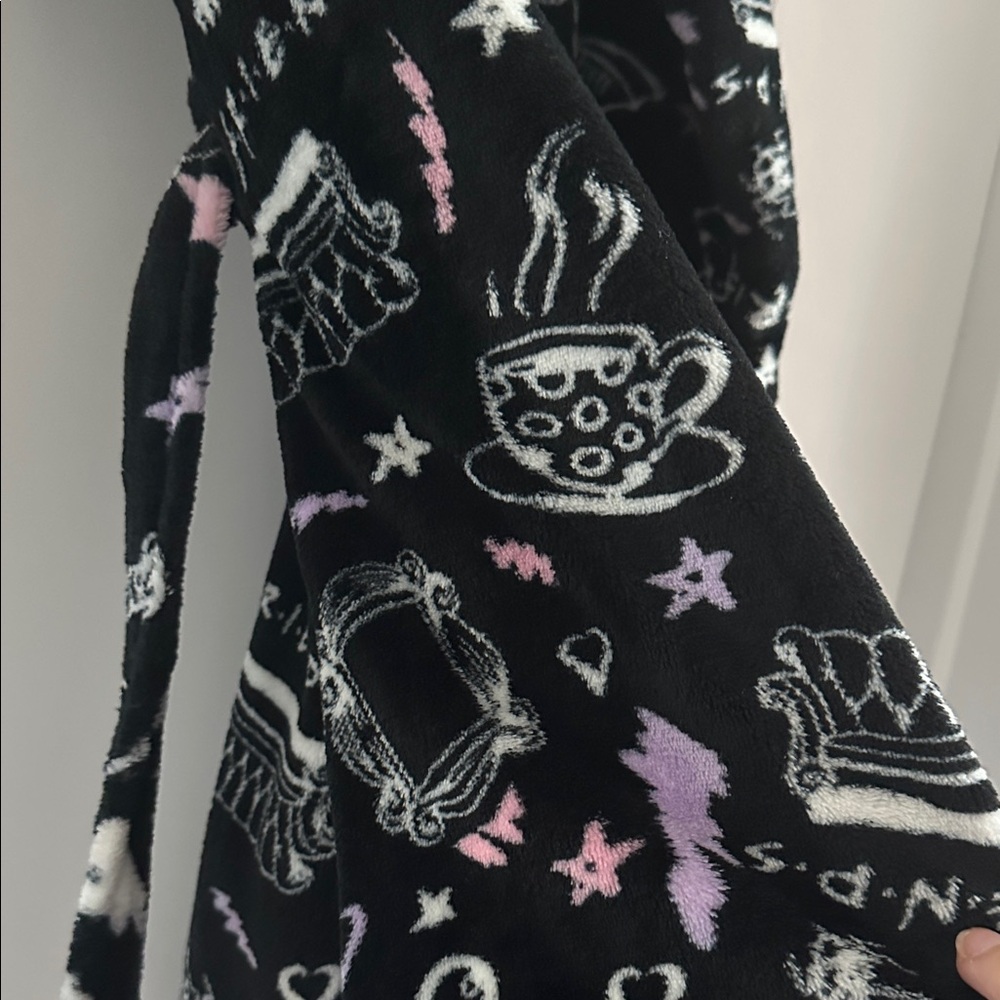 FRIENDS Brand Black and Pink Plush Belted Robe w/Friends Print - Size Girls XS - Picture 5 of 9
